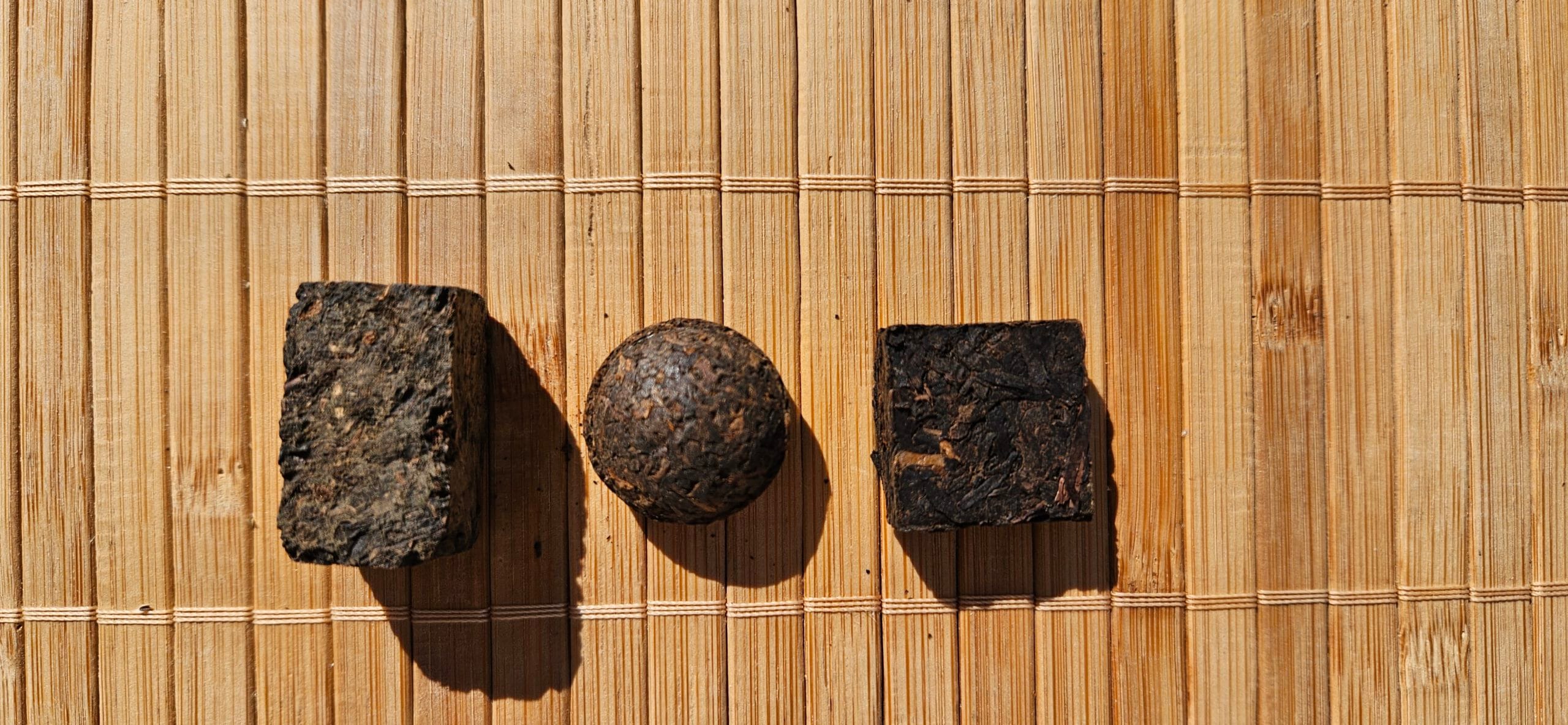 gepresster Pu Erh Tee in verschiedenen formen und variationen